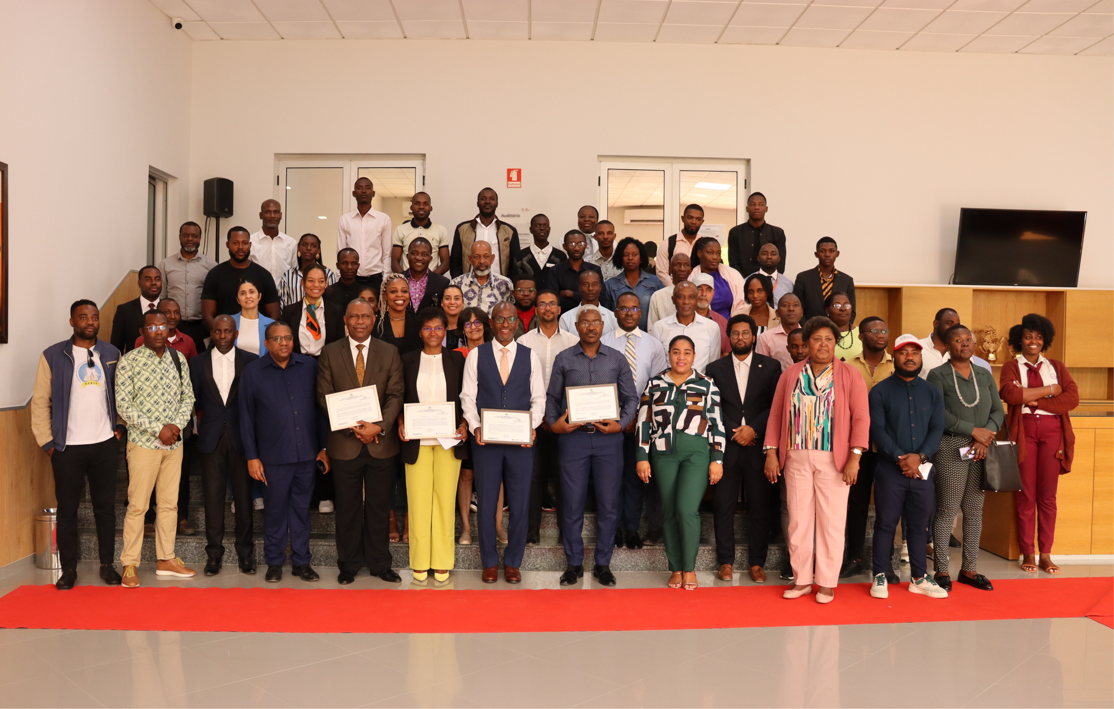 Apresentação dos certificados de acreditação dos cursos de Saúde do ISPB pelo MESCTI/INAAREES